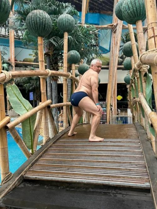 Девушка всего лишь попросила фотошоперов убрать мужика с заднего плана на фотографии. 02