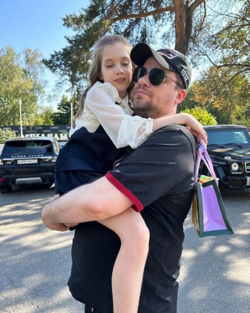 Гарик харламов отвел свою дочь в школу. 02