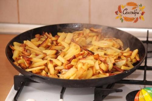 Мы жарим картошку правильно.