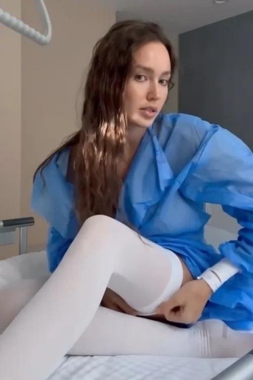 Анастасия Костенко сделала пластическую операцию, чтобы избавиться от Слипшейся груди. 03