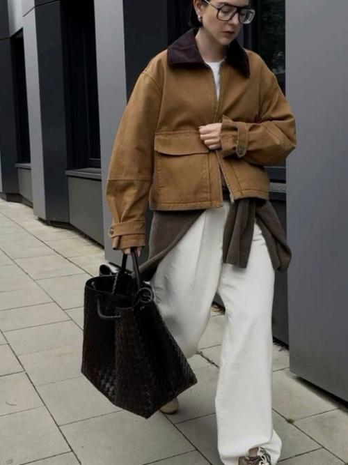 Одним из самых интересных трендов является появление рабочей куртки в гардеробе модниц. 02