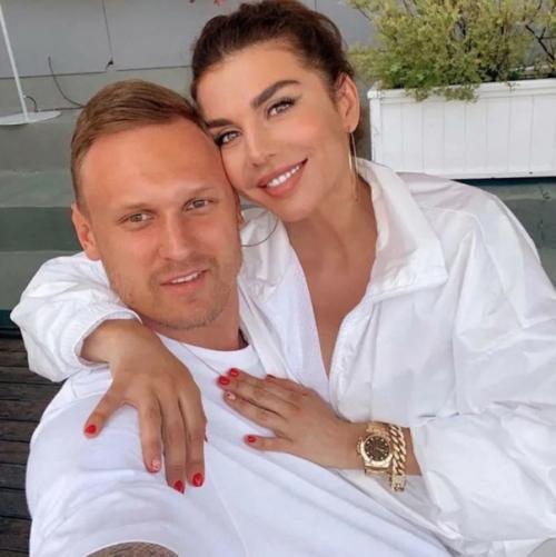 Анна седокова вернулась с сыном в Россию и спровоцировала слухи о расставании с баскетболистом. 01