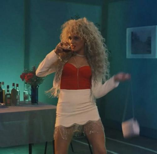 В сериале Райцентр Кристина асмус показала себя как смелая и открытая актриса. 02