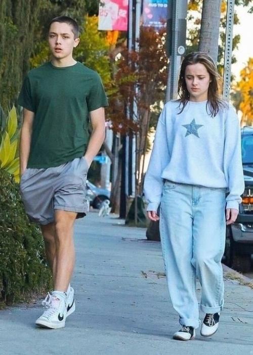 Дети Анджелины и Брэда - Вивьен и нокс Джоли - питт - попали в кадр папарацци во время прогулки. 01