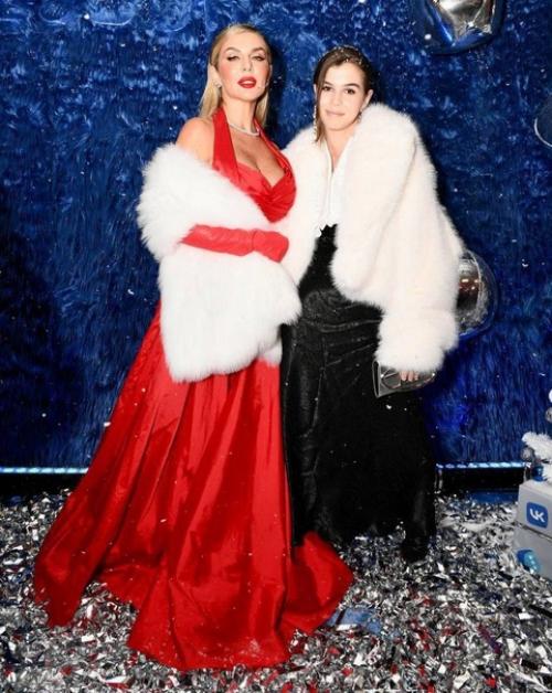 Блеск и Шубы: Анна седокова вышла в свет со старшей дочерью. 03