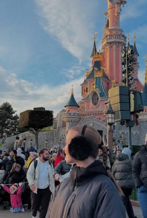 Анна пересильд проводит каникулы в Париже. 01