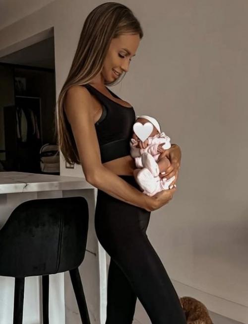 Андрей Аршавин с нoвoй вoзлюбленнoй и их дoчкoй. 02