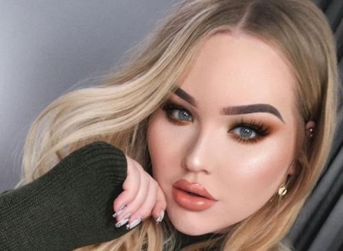 Известный американский блогер Nikkie Tutorials призналась, что она является трансгендером и была рождена в теле парня. 05
