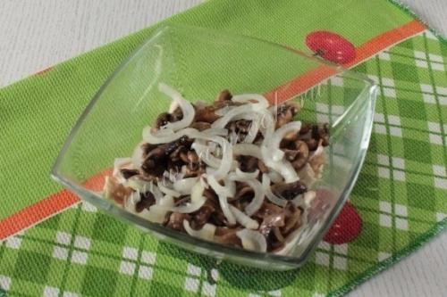 Салат с ананасами, курицей и грибами. 04