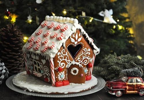 Пряничный домик для новогоднего стола.
