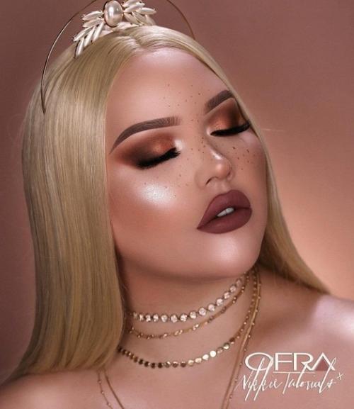 Известный американский блогер Nikkie Tutorials призналась, что она является трансгендером и была рождена в теле парня. 02