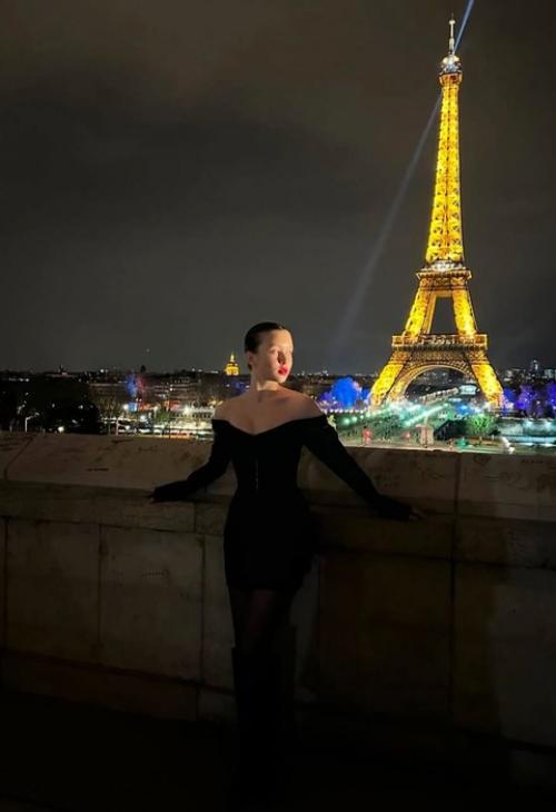 Анна пересильд проводит каникулы в Париже. 03