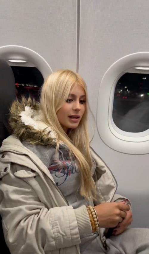 13-Летняя дочь бони страдает в экономе. 01