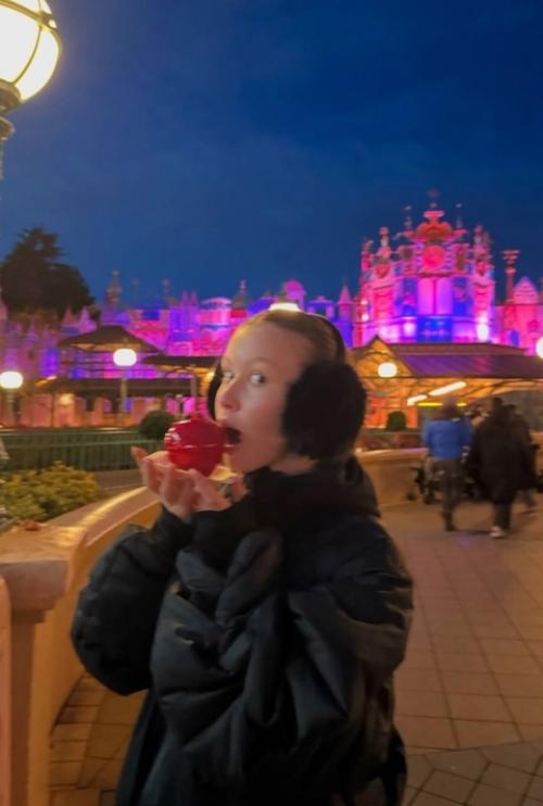 Анна пересильд проводит каникулы в Париже. 02