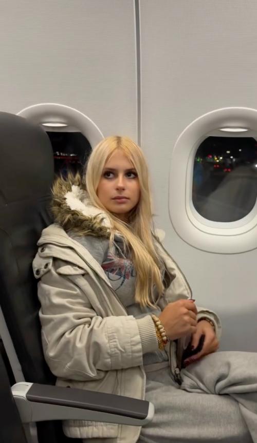 13-Летняя дочь бони страдает в экономе.

