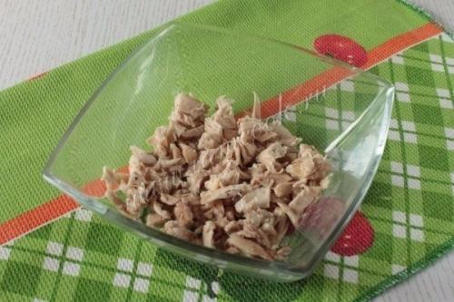 Салат с ананасами, курицей и грибами. 03