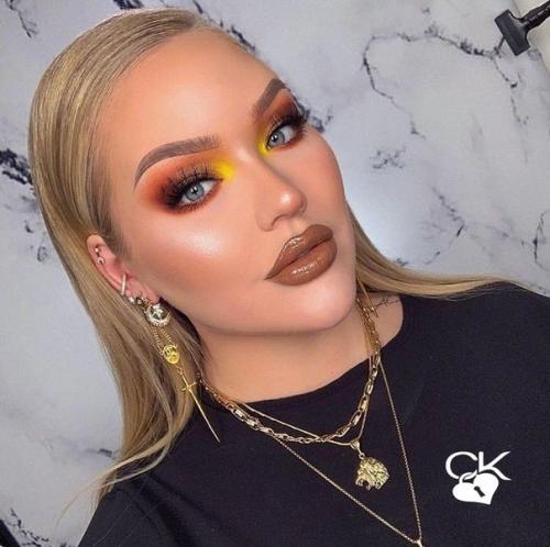 Известный американский блогер Nikkie Tutorials призналась, что она является трансгендером и была рождена в теле парня. 01