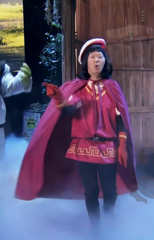 Мистер чау устроил настоящее шоу, появившись на американском телешоу в образе лорда фаркуада и исполнив культовую песню из 