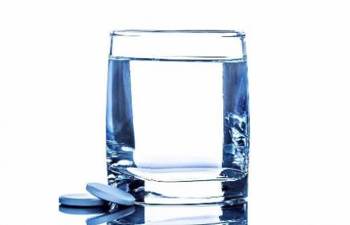 Таблетки правильно запивайте! 

