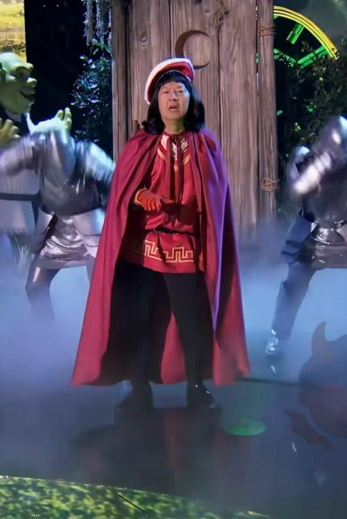 Мистер чау устроил настоящее шоу, появившись на американском телешоу в образе лорда фаркуада и исполнив культовую песню из Шрека вживую. 01