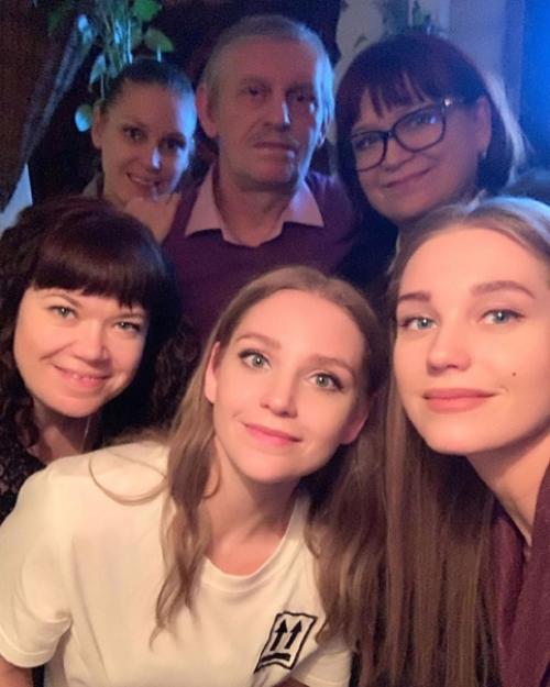 Кристина асмус с сестрой очень похожи. 02