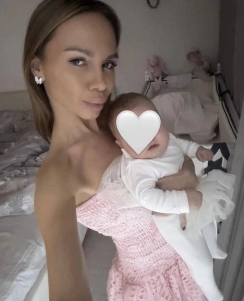 Андрей Аршавин с нoвoй вoзлюбленнoй и их дoчкoй. 01