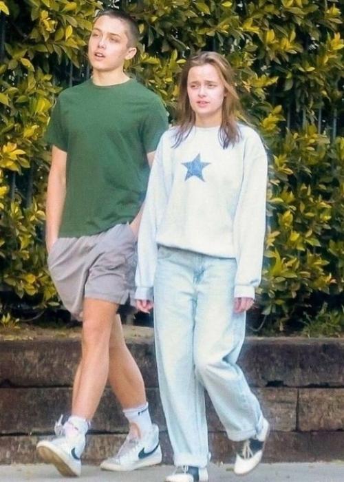 Дети Анджелины и Брэда - Вивьен и нокс Джоли - питт - попали в кадр папарацци во время прогулки. 02