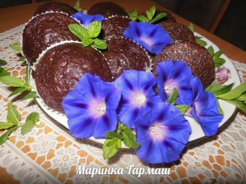 Шоколадные кексы с ванильной глазурью.