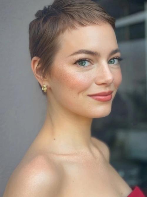 Лучезарная Эмма стоун дебютировала с новой короткой причёской на золотом глобусе 2025. 03