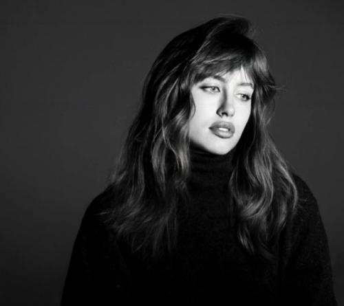 Валентина Иванова, невеста Тимати, решила присоединиться к популярному тренду и показать, как она выглядела в 2016 году. 01