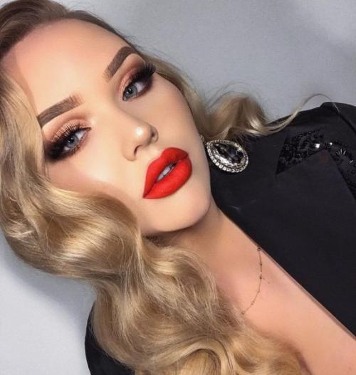 Известный американский блогер Nikkie Tutorials призналась, что она является трансгендером и была рождена в теле парня. 04