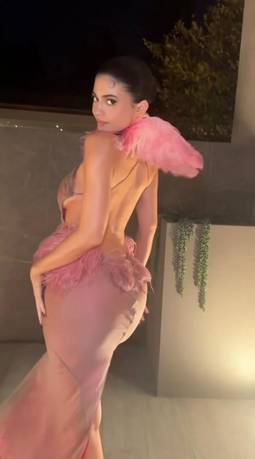 28-Летняя бизнесвумен устроила вечеринку для сотрудников Kylie Cosmetics, заодно подарив нам очередной незабываемый выход. 03