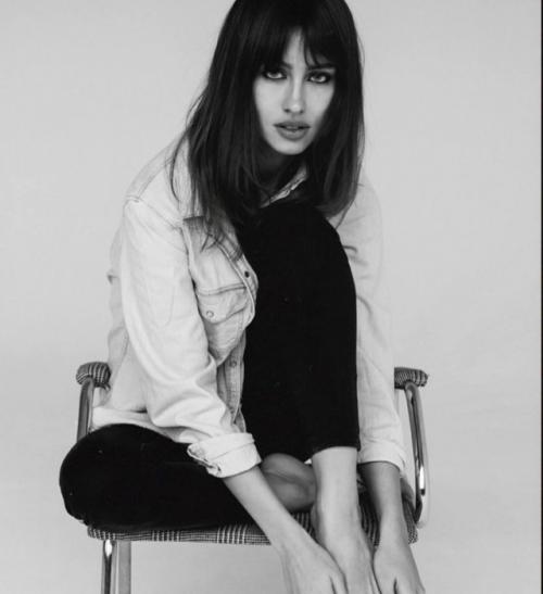 Валентина Иванова, невеста Тимати, решила присоединиться к популярному тренду и показать, как она выглядела в 2016 году. 02