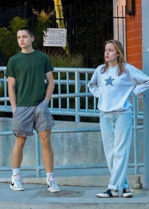 Дети Анджелины и Брэда - Вивьен и нокс Джоли - питт - попали в кадр папарацци во время прогулки. 03