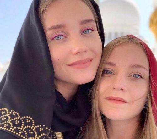 Кристина асмус с сестрой очень похожи. 01