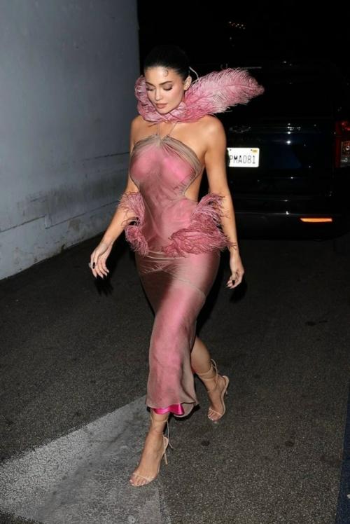 28-Летняя бизнесвумен устроила вечеринку для сотрудников Kylie Cosmetics, заодно подарив нам очередной незабываемый выход.

