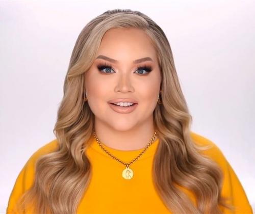 Известный американский блогер Nikkie Tutorials призналась, что она является трансгендером и была рождена в теле парня. 03