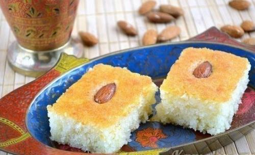 Басбуса - известная арабская сладость. Басбуса - известная арабская сладость.