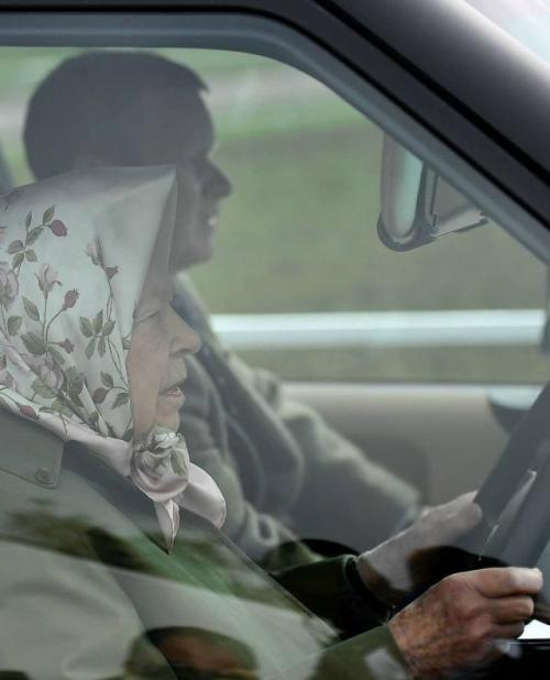 Елизавета II могла спокойно сесть за руль сама - и делала это куда чаще, чем многие думают. 03