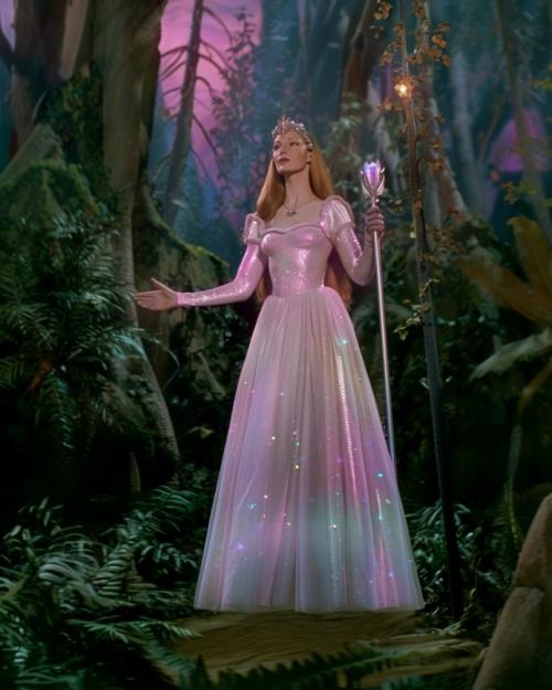 Мы смотрим такую адаптацию Барби: Лебединое Озеро? 01