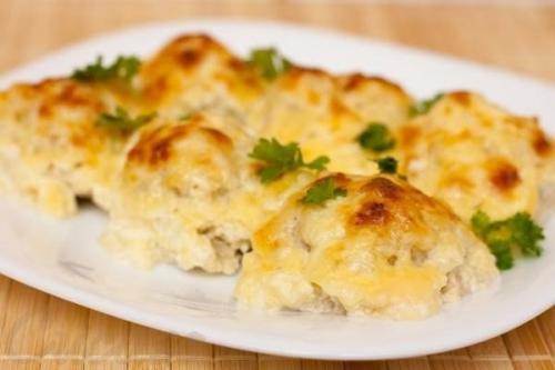 Нежные куриные шарики в сырно - сливочном соусе.