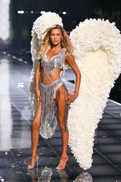 В Нью-йорке прошло легендарное шоу ангелов Victoria's Secret. 04