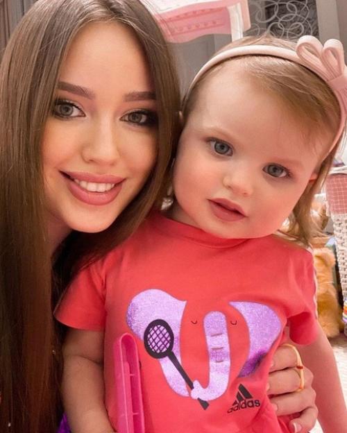 Доченька Алины Тарасовой еще такая маленькая, а уже видно что вырастет красоткой. 04