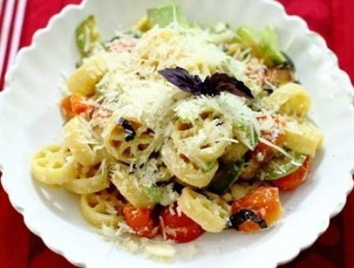 Паста с кабачком и помидорами. Паста с кабачком и помидорами.