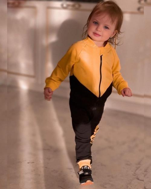 Доченька Алины Тарасовой еще такая маленькая, а уже видно что вырастет красоткой. 03