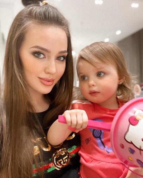 Доченька Алины Тарасовой еще такая маленькая, а уже видно что вырастет красоткой. 02