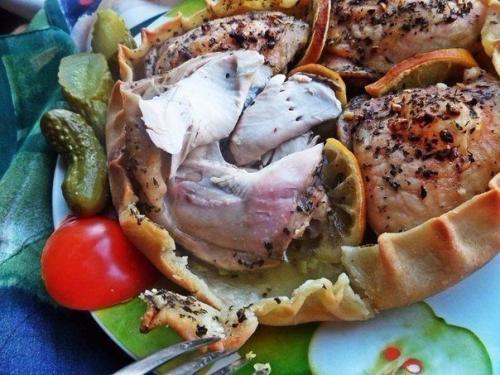 Курица, запечённая в съедобной тарелке. Курица, запечённая в съедобной тарелке.