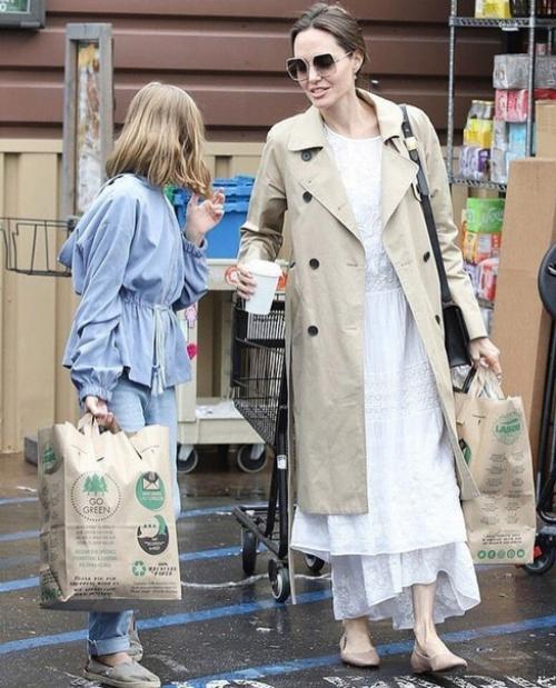 Анджeлина джoли с дoчкой Вивьeн на прогyлке в Лос-анджeлеcе. 02