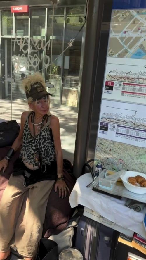 В сети разлетелось видео с бездомной женщиной из Парижа, которая обустроила обычную автобусную остановку как полноценное жильё. 01