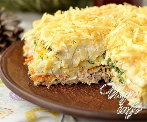 Закусочный торт из вафельных коржей с консервами.